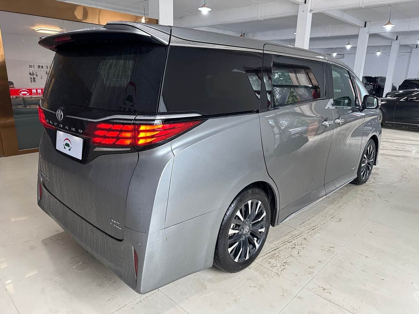 2023 Toyota Alphard 银灰色, 96,000 km, China export – photo 5