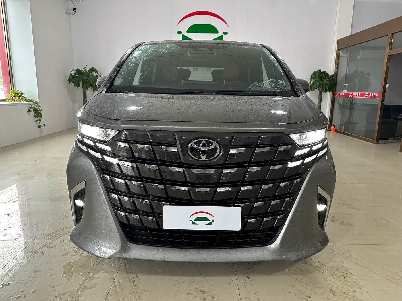 2023 Toyota Alphard 银灰色, 96,000 km, China export – photo 1