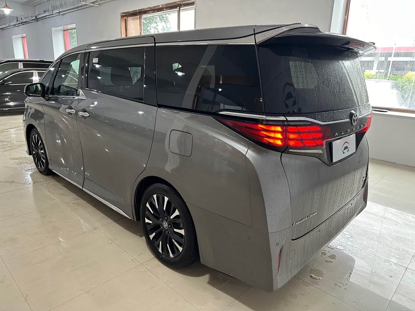 2023 Toyota Alphard 银灰色, 96,000 km, China export – photo 4