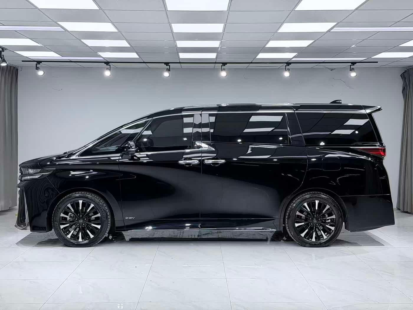 2023 Toyota Vellfire Black, 81,000 km, China export – photo 3
