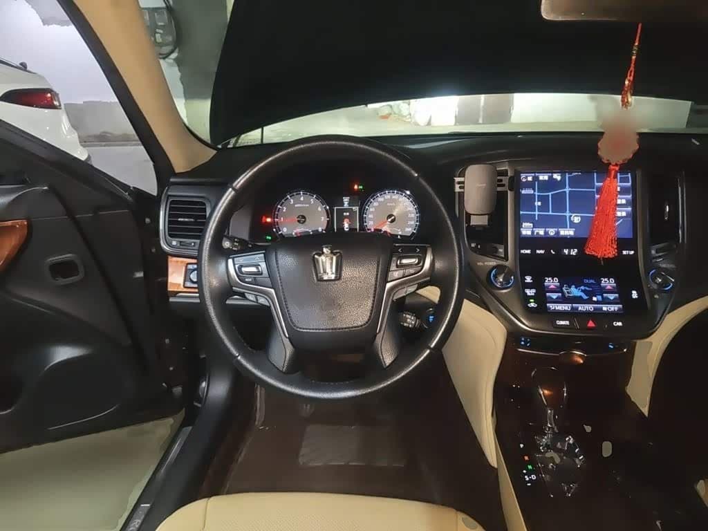 2015 Toyota Crown Black, 113,900 km, China export – photo 3