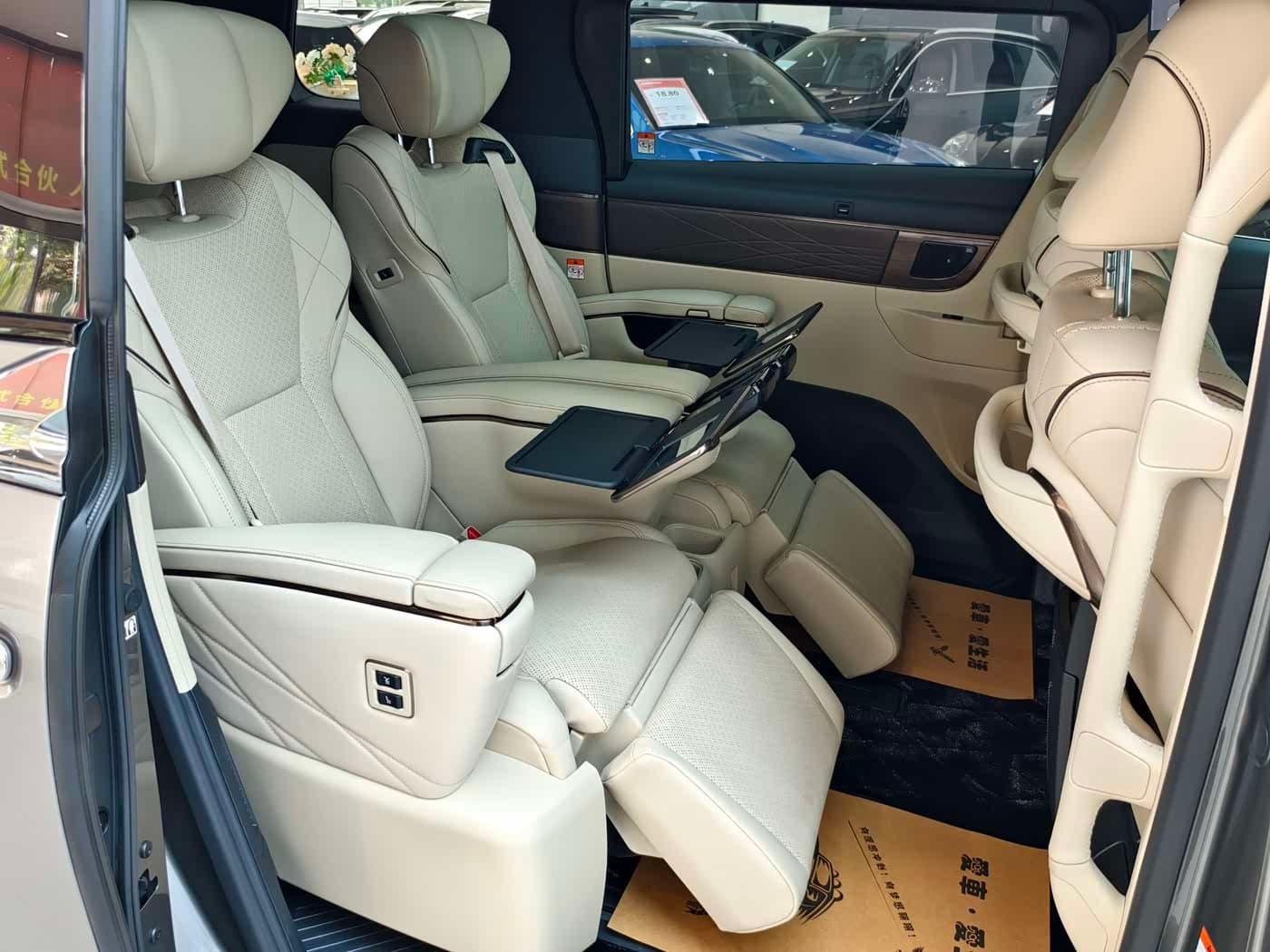 2023 Toyota Vellfire Champagne, 26,000 km, China export – photo 7