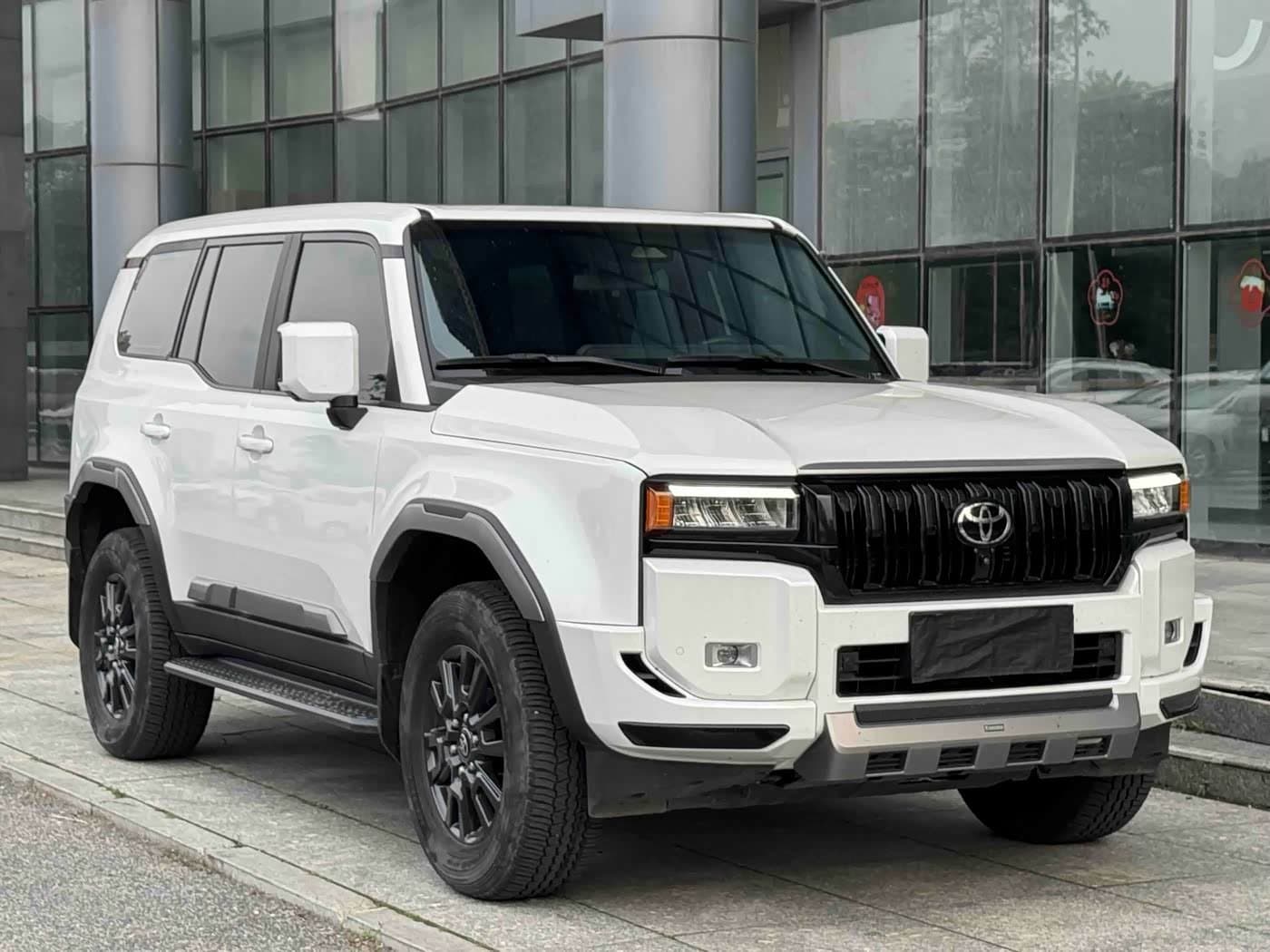 2024 Toyota Prado White, 7,800 km, China export – photo 2