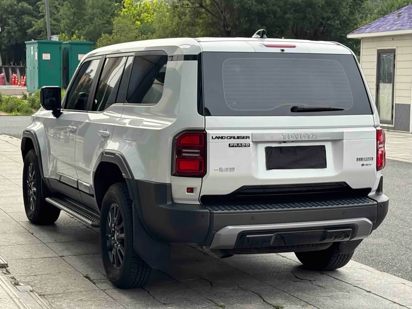 2024 Toyota Prado White, 7,800 km, China export – photo 4