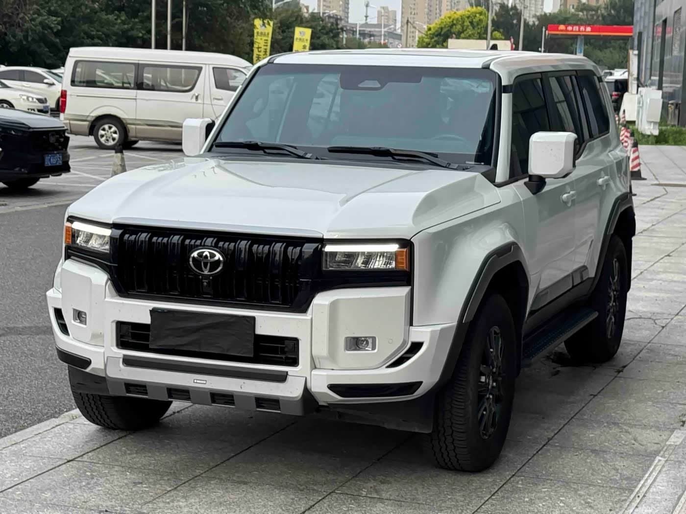 2024 Toyota Prado White, 7,800 km, China export – photo 3