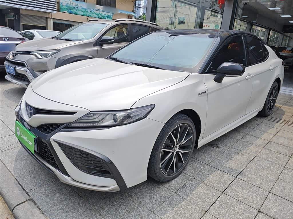 2021 Toyota Camry White, 67,000 km, China export – photo 2