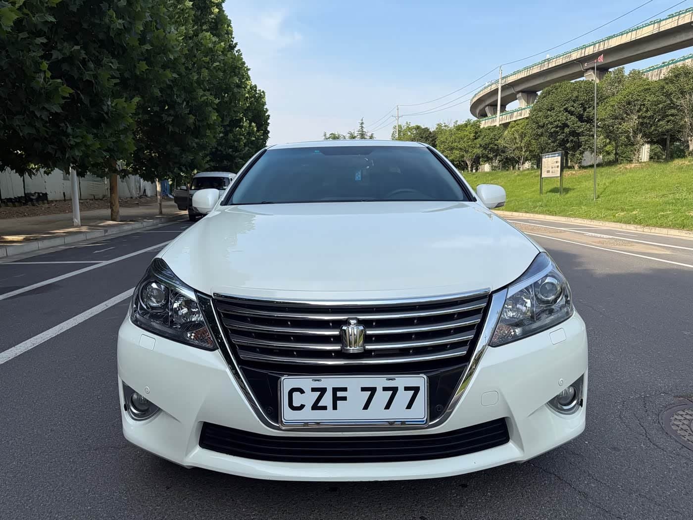 2012 Toyota Crown White, 110,000 km, China export – photo 2