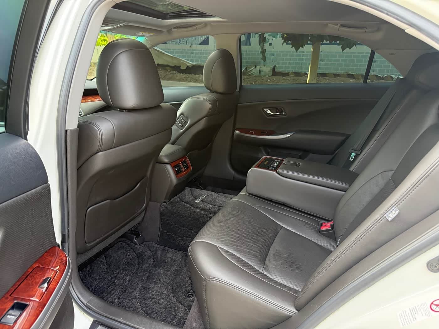 2012 Toyota Crown White, 110,000 km, China export – photo 5