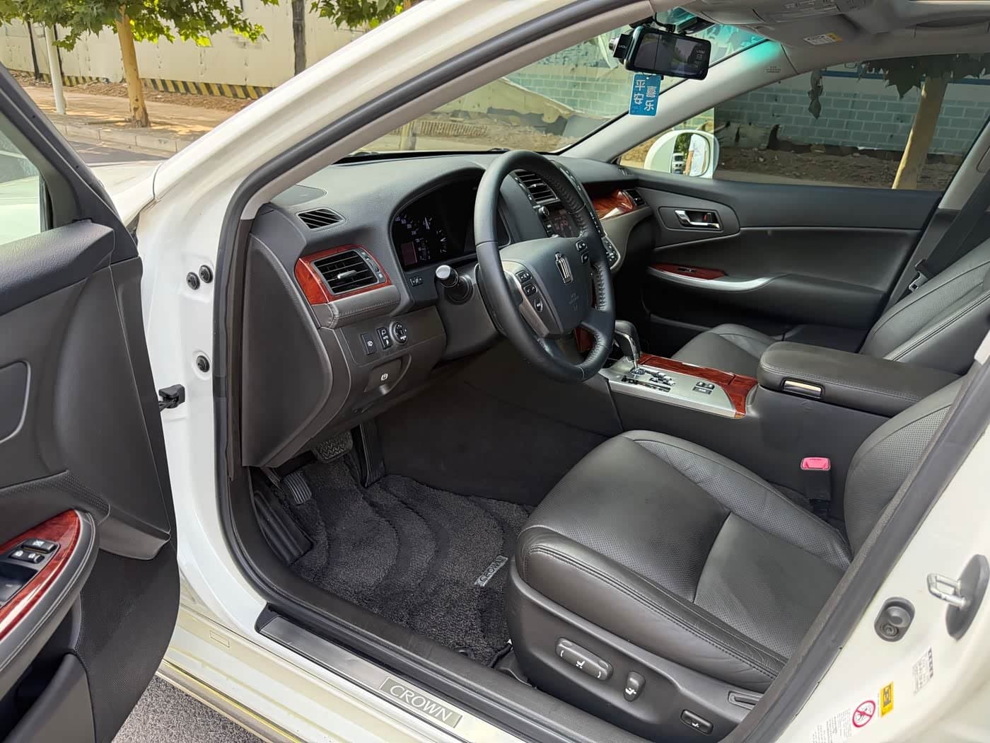 2012 Toyota Crown White, 110,000 km, China export – photo 4