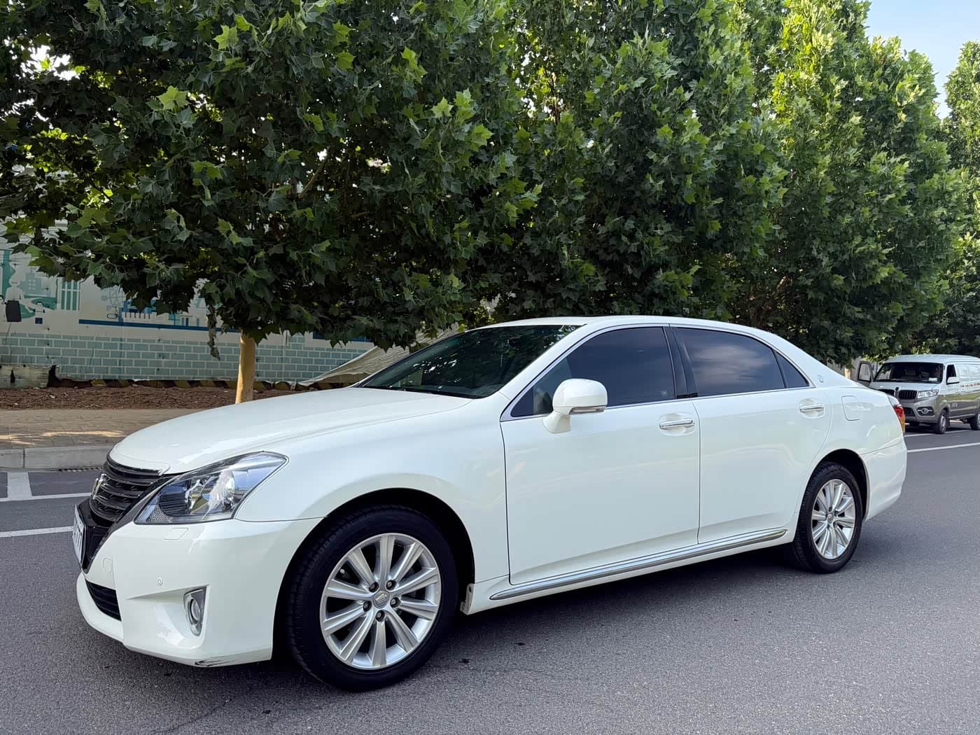 2012 Toyota Crown White, 110,000 km, China export – photo 1