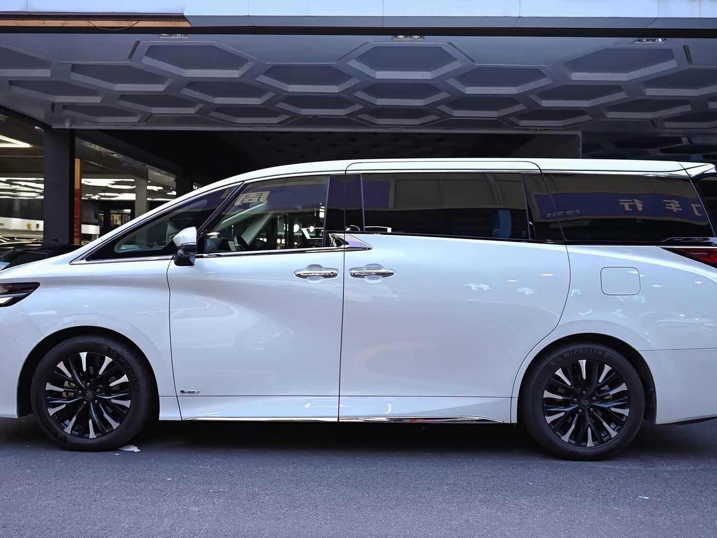 2023 Toyota Vellfire White, 29,000 km, China export – photo 2