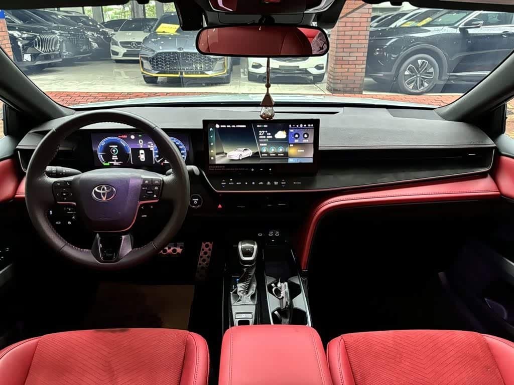 2024 Toyota Camry White, 33,700 km, China export – photo 3