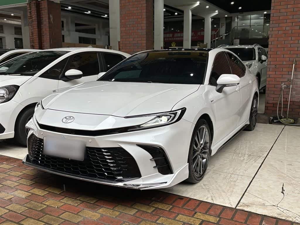 2024 Toyota Camry White, 33,700 km, China export – photo 2