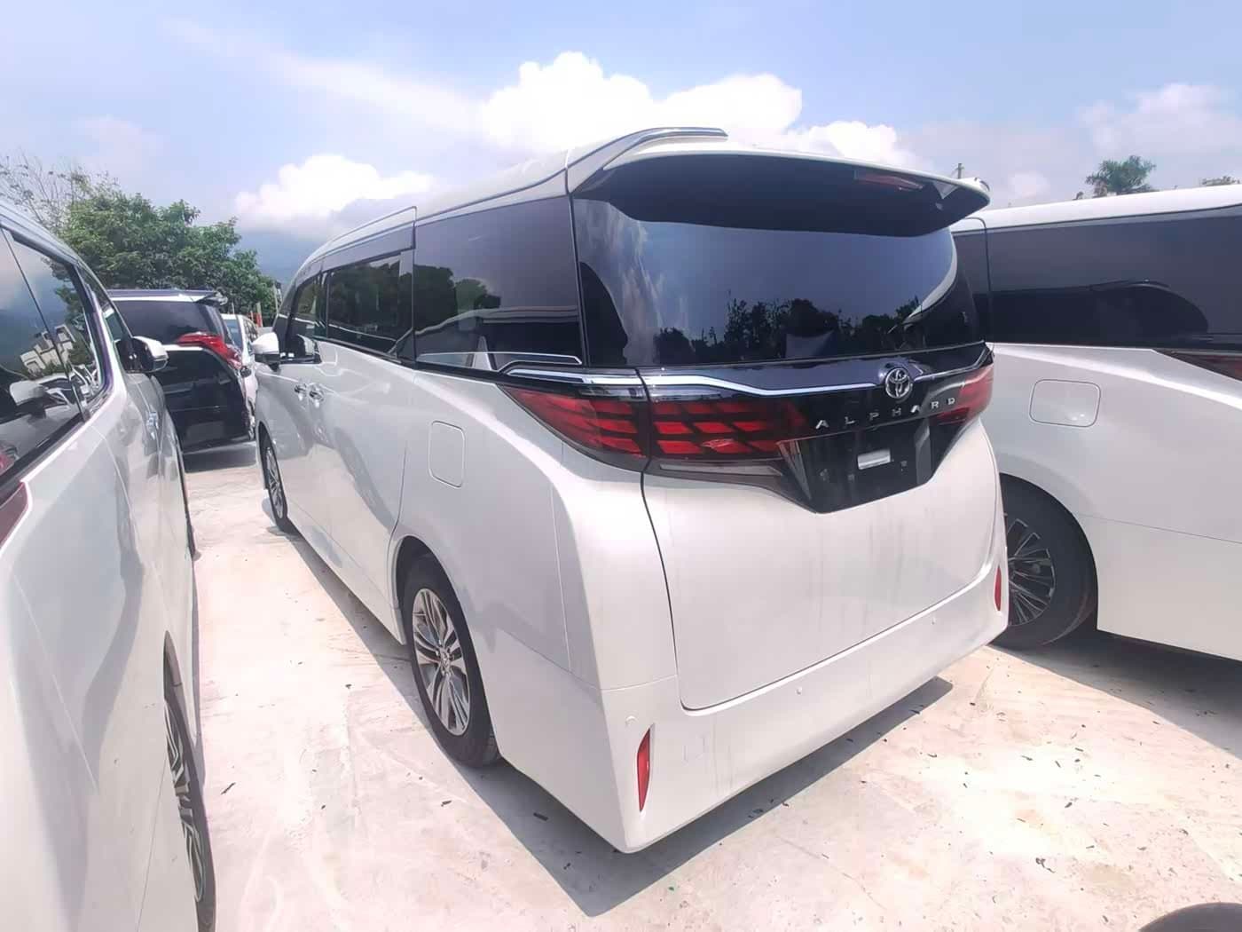 2023 Toyota Alphard White, 35,000 km, China export – photo 4
