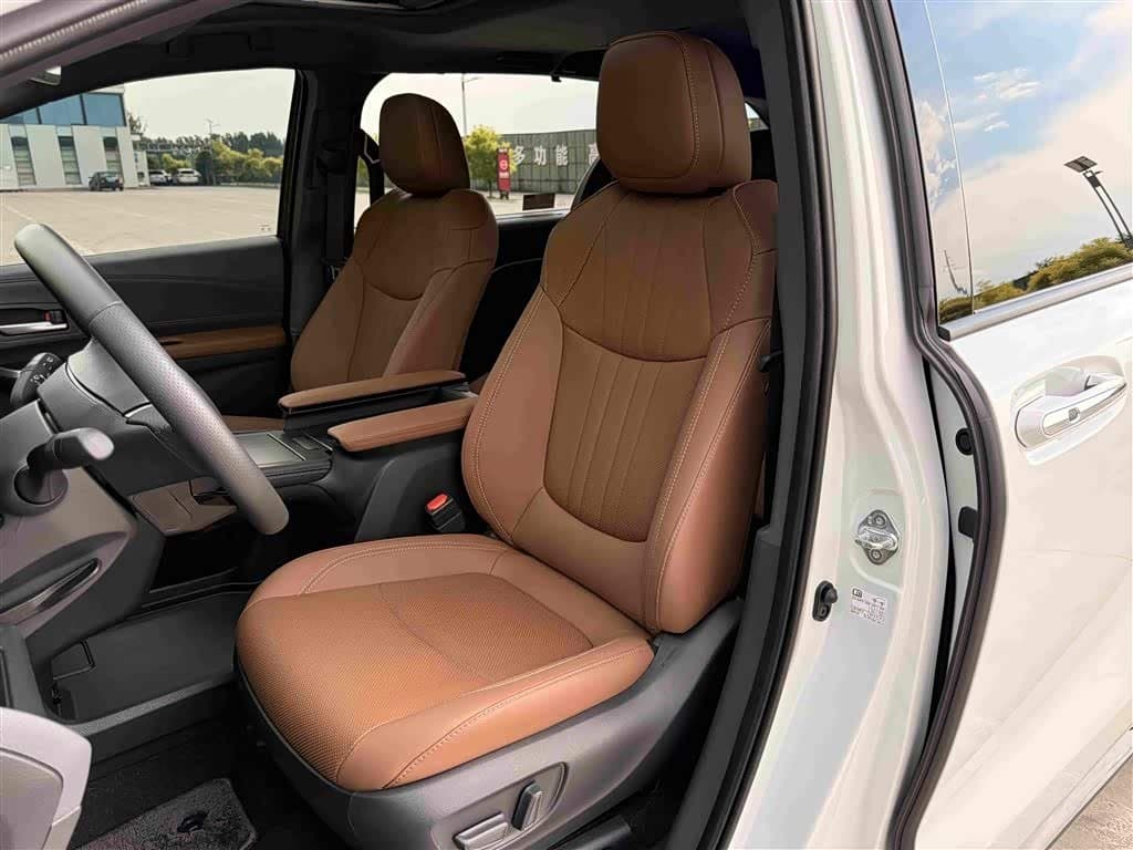 2025 Toyota Sienna White, 6,000 km, China export – photo 5