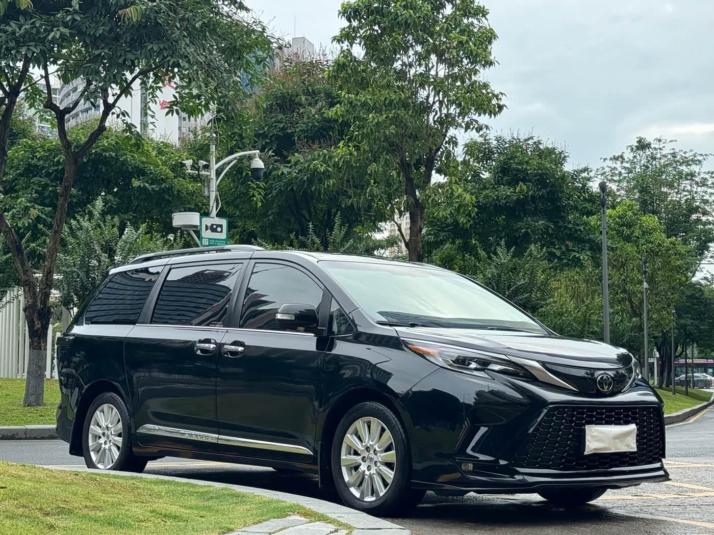 2015 Toyota Sienna Black, 130,000 km, China export – photo 3
