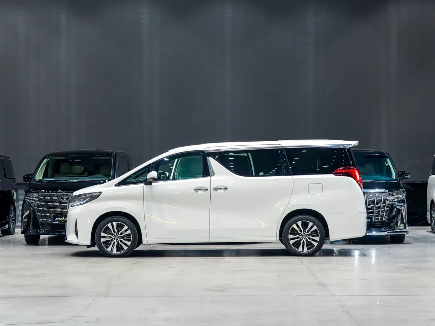 2018 Toyota Alphard White, 36,000 km, China export – photo 5