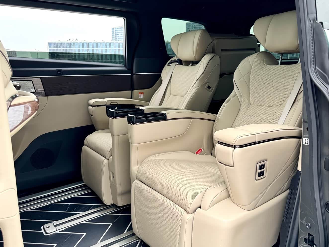 2023 Toyota Vellfire 银灰色, 17,000 km, China export – photo 7