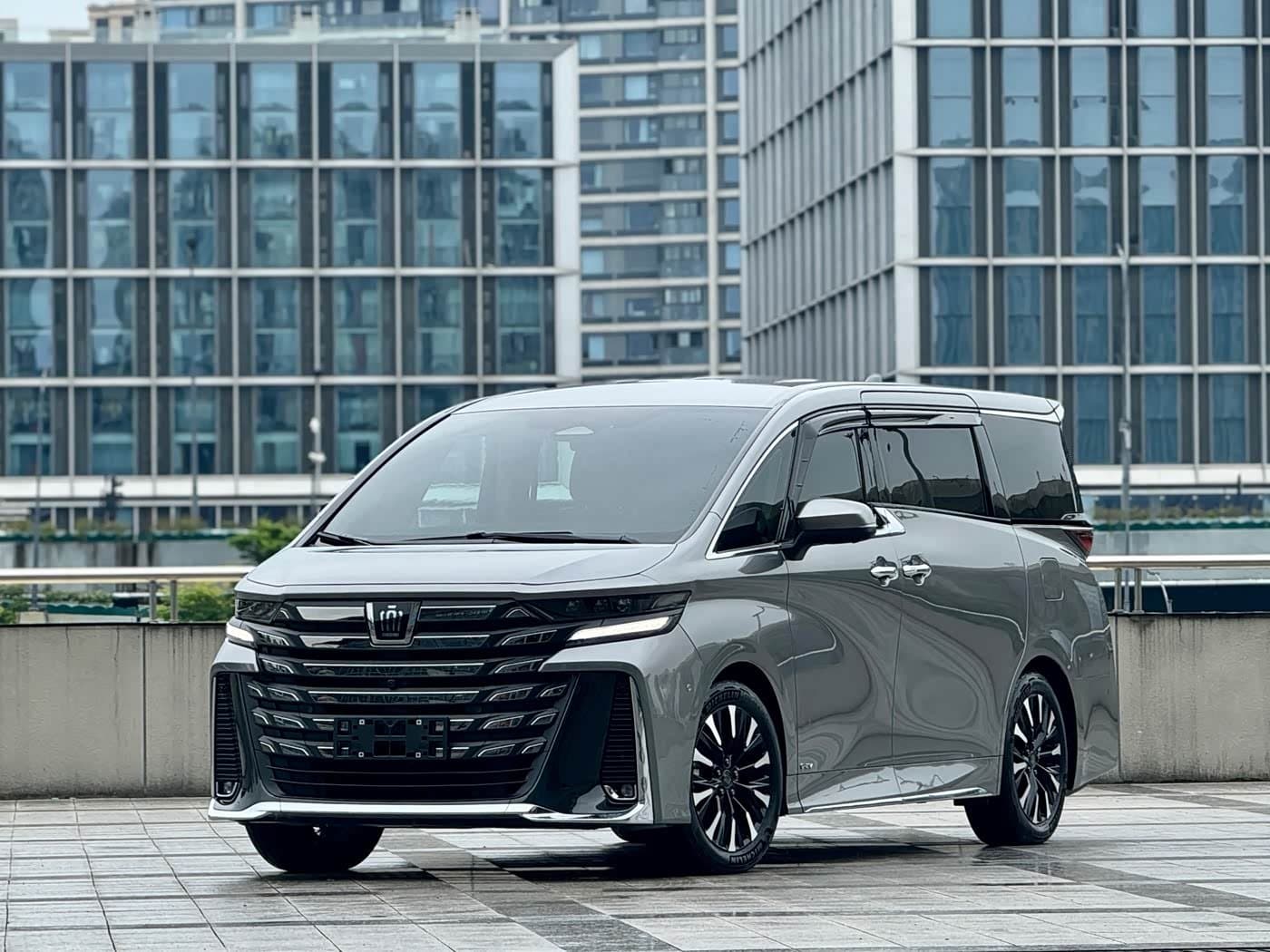 2023 Toyota Vellfire 银灰色, 17,000 km, China export – photo 1