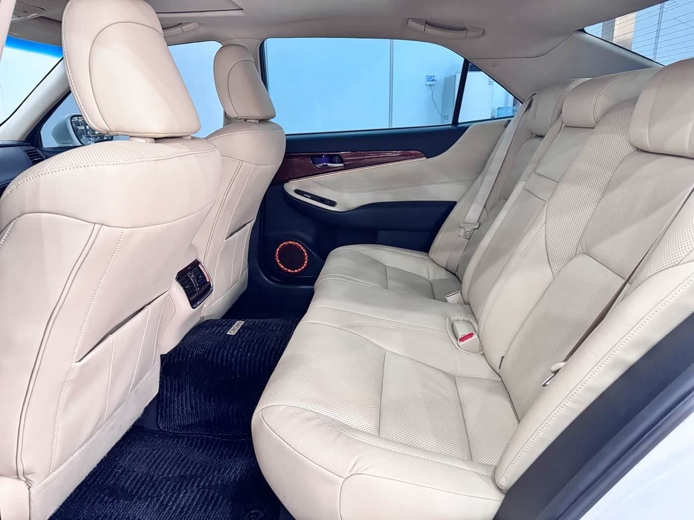 2015 Toyota Crown White, 67,000 km, China export – photo 6