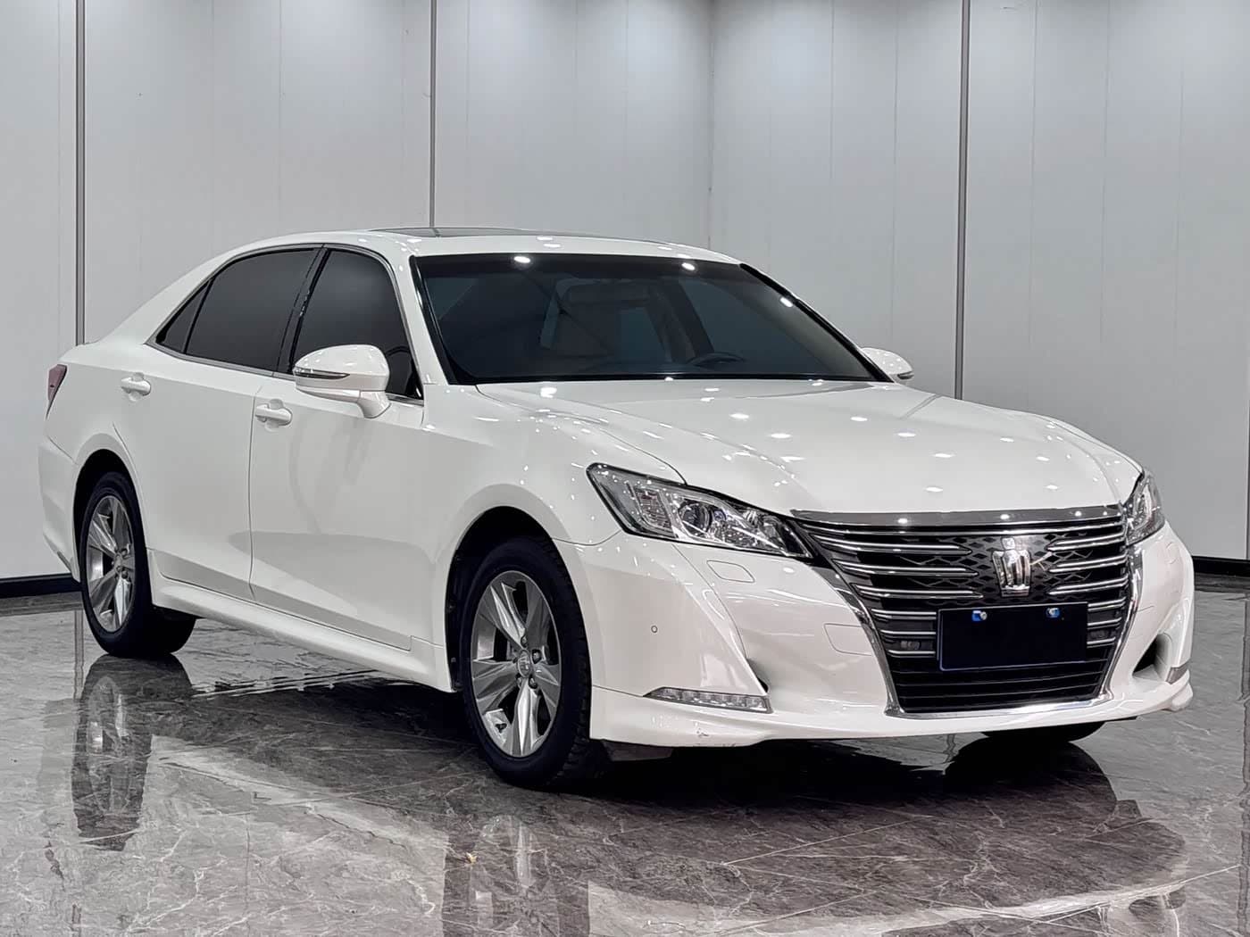 2015 Toyota Crown White, 67,000 km, China export – photo 3
