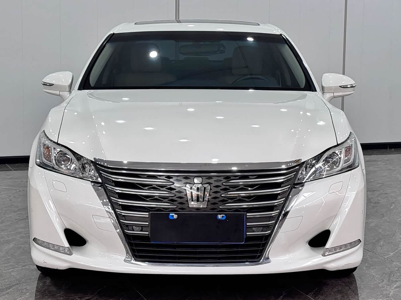 2015 Toyota Crown White, 67,000 km, China export – photo 2