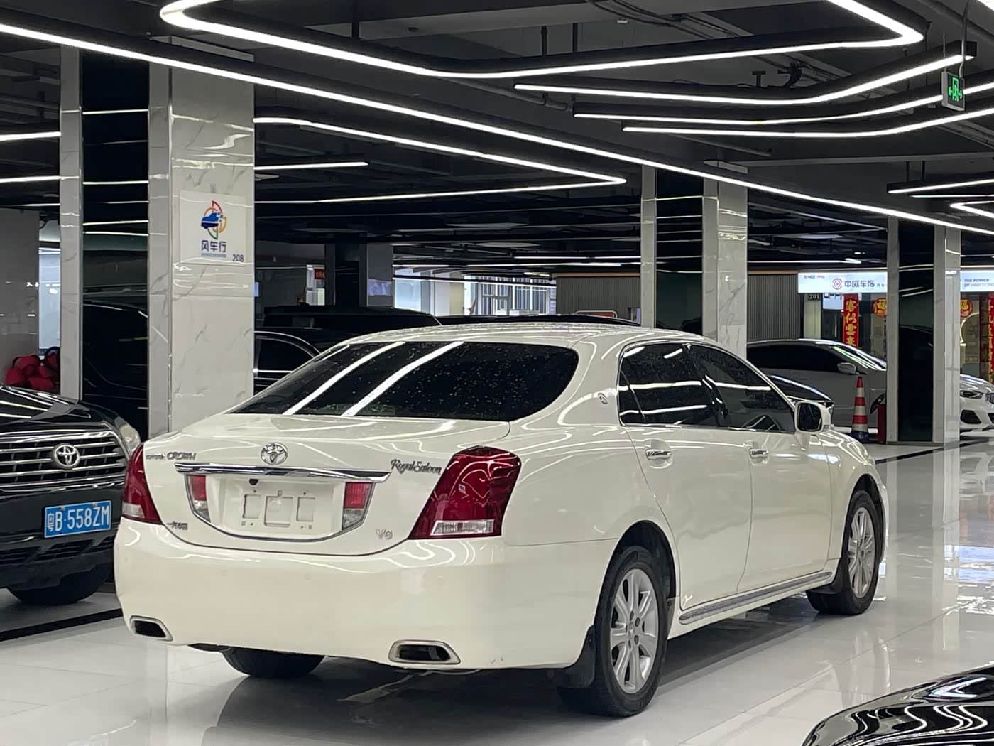 2009 Toyota Crown White, 135,000 km, China export – photo 4