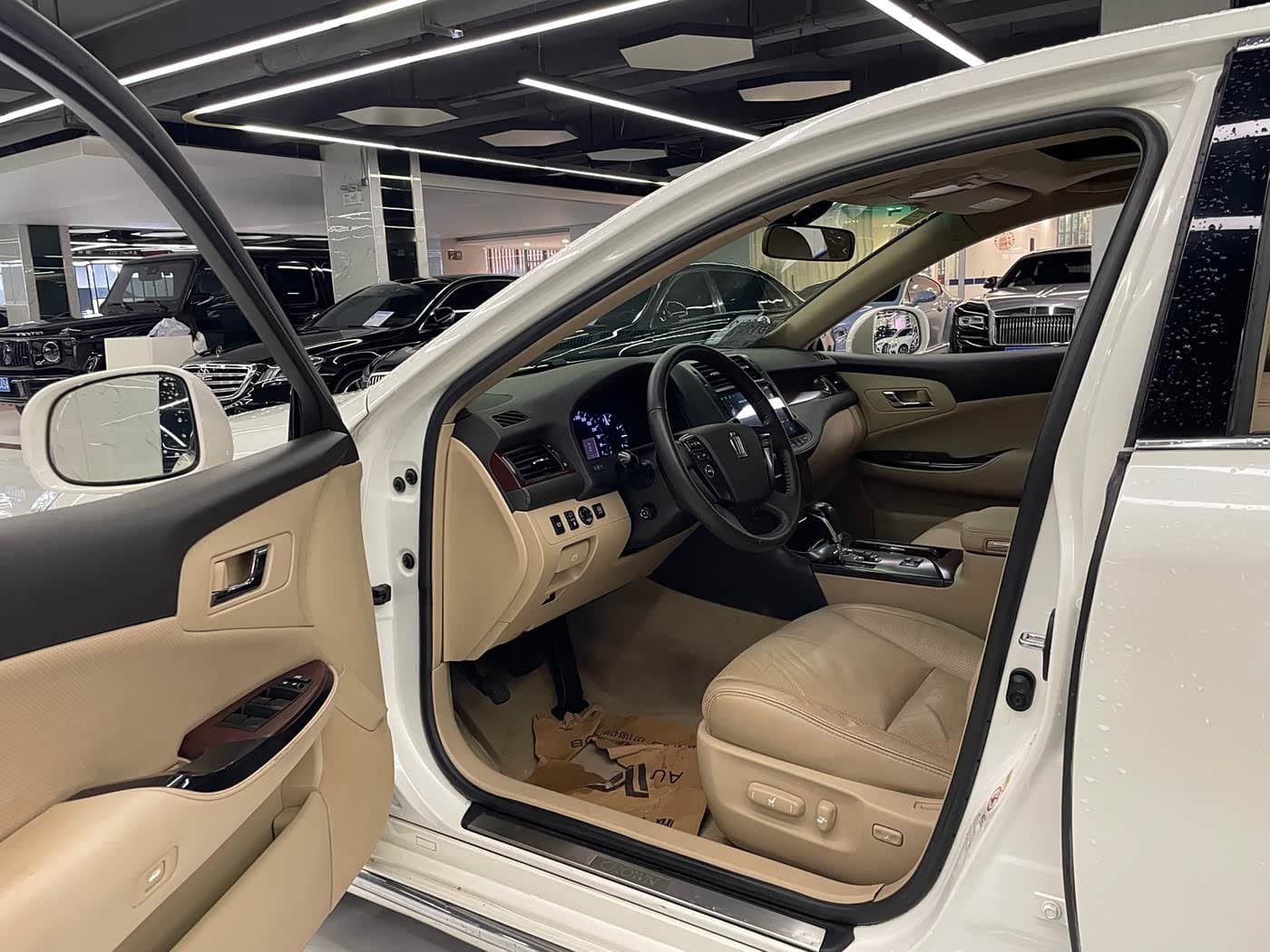 2009 Toyota Crown White, 135,000 km, China export – photo 6