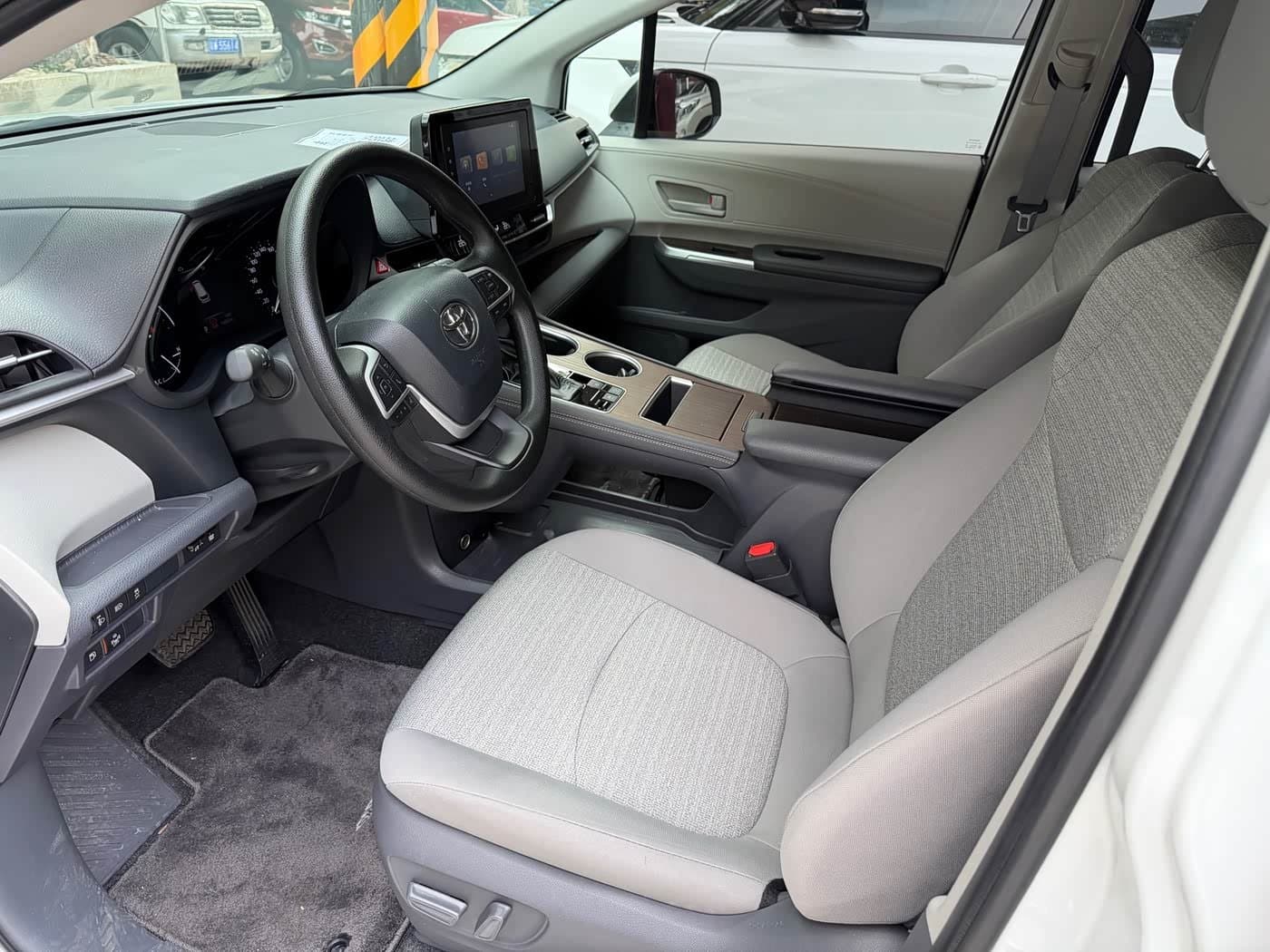 2024 Toyota Sienna White, 16,000 km, China export – photo 5