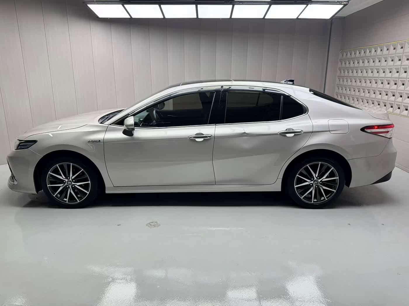 2021 Toyota Camry 银灰色, 50,000 km, China export – photo 2