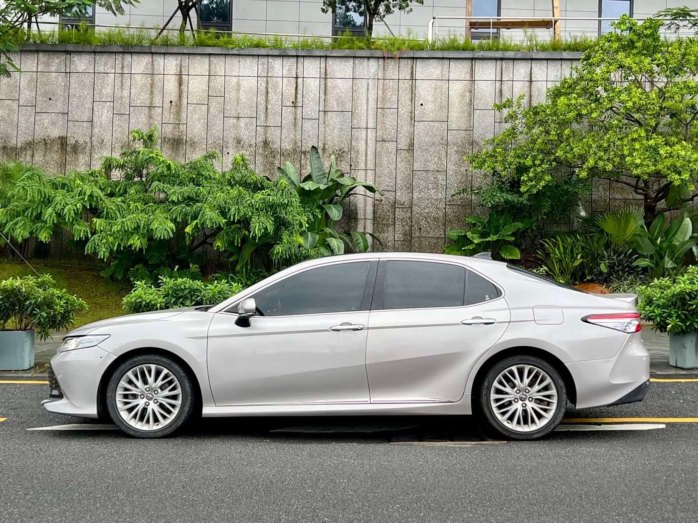 2019 Toyota Camry Champagne, 87,000 km, China export – photo 3