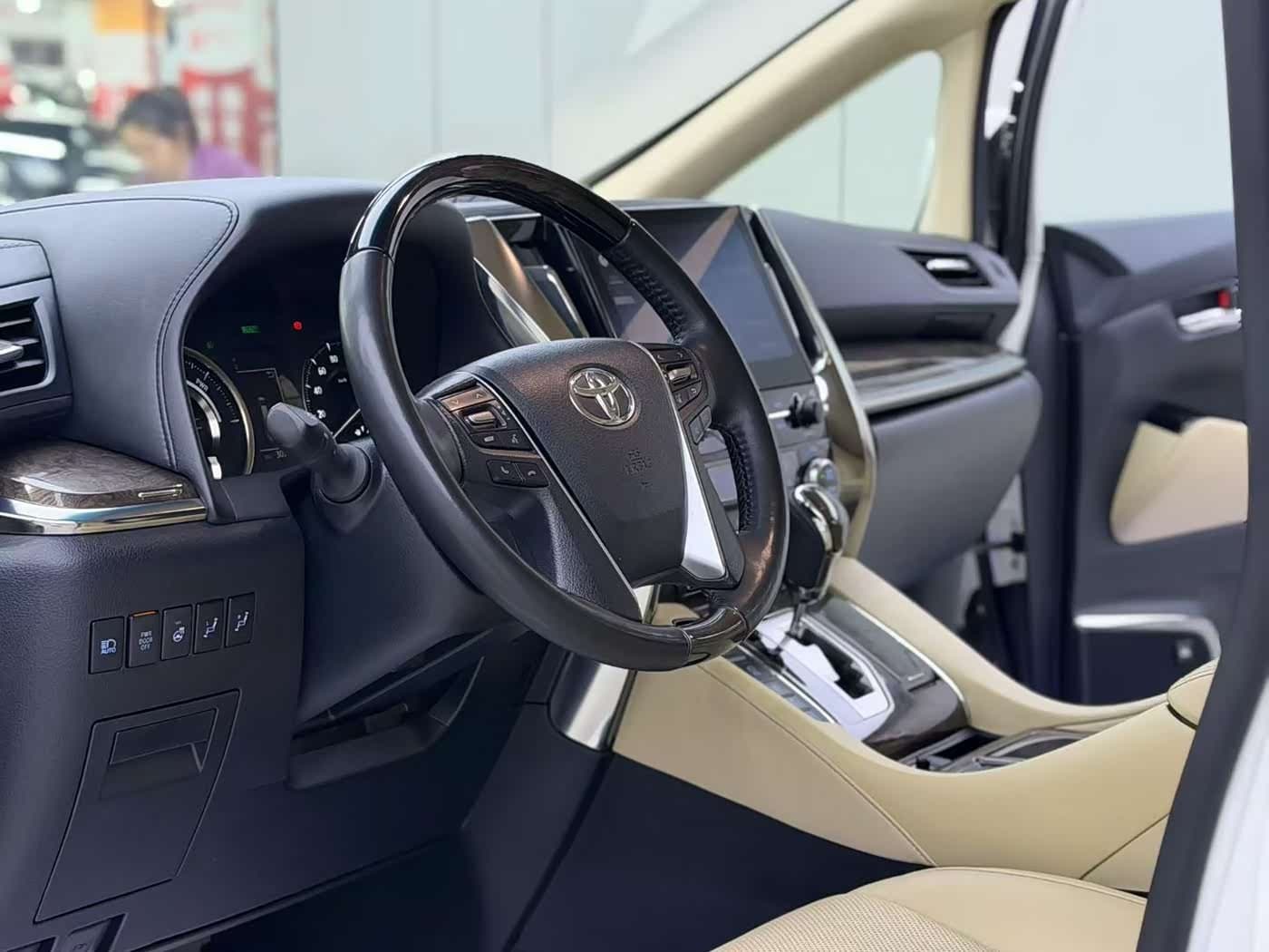 2021 Toyota Alphard White, 30,000 km, China export – photo 6