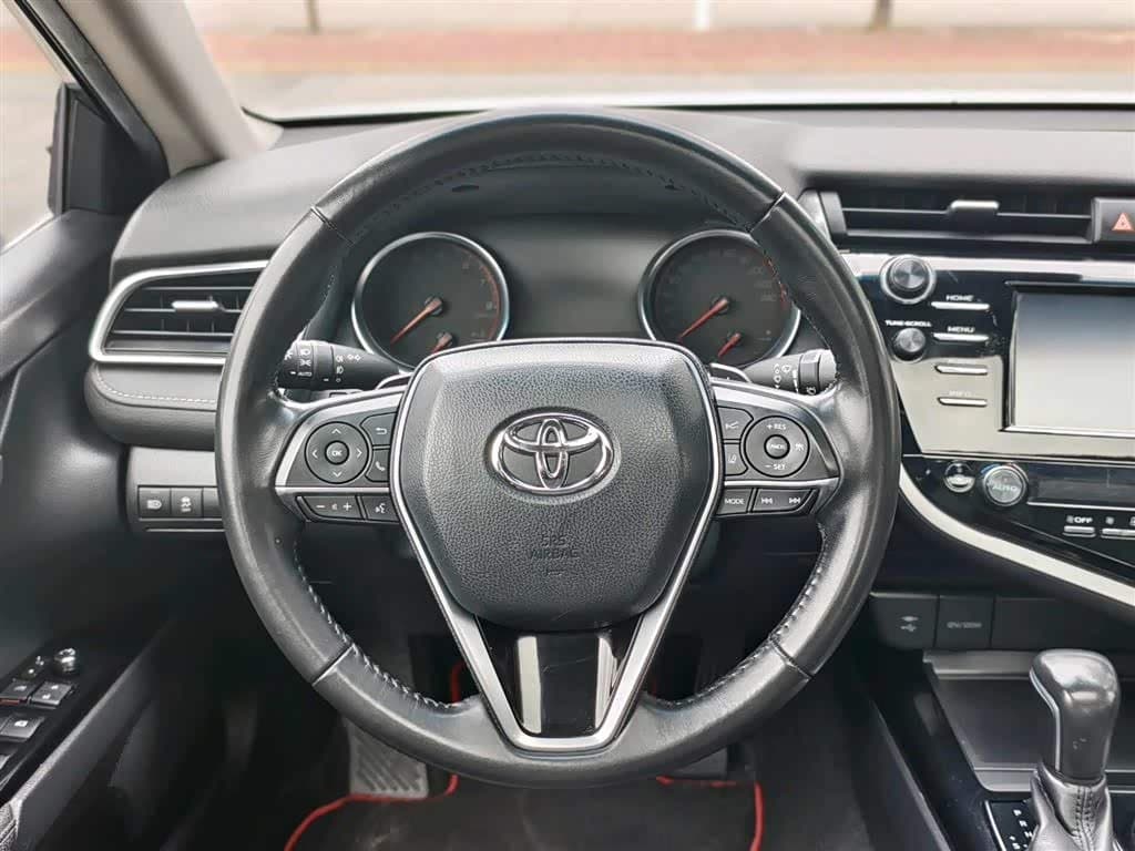 2017 Toyota Camry White, 110,000 km, China export – photo 5