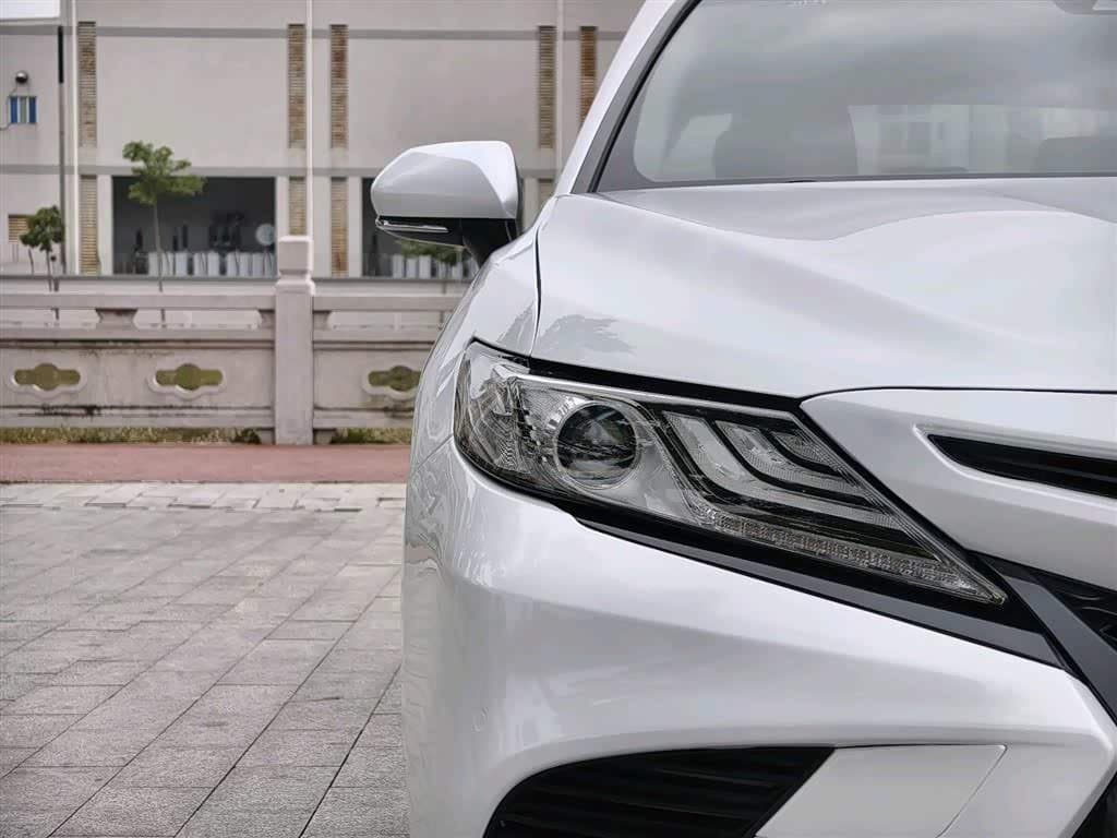 2017 Toyota Camry White, 110,000 km, China export – photo 4