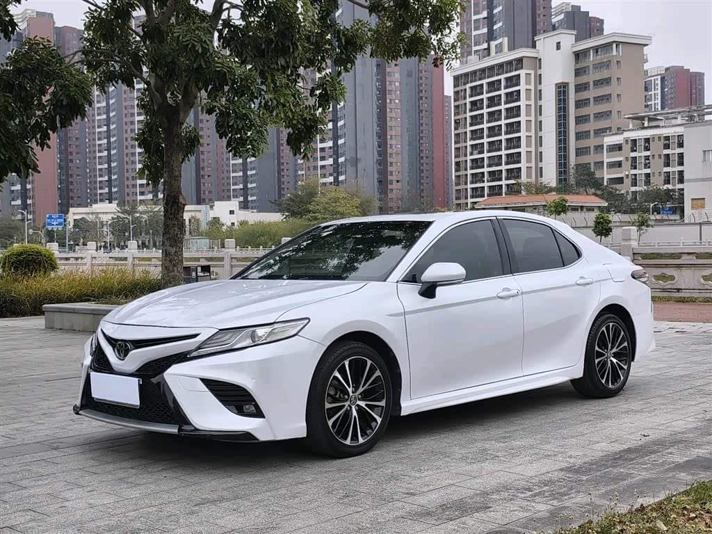 2017 Toyota Camry White, 110,000 km, China export – photo 1