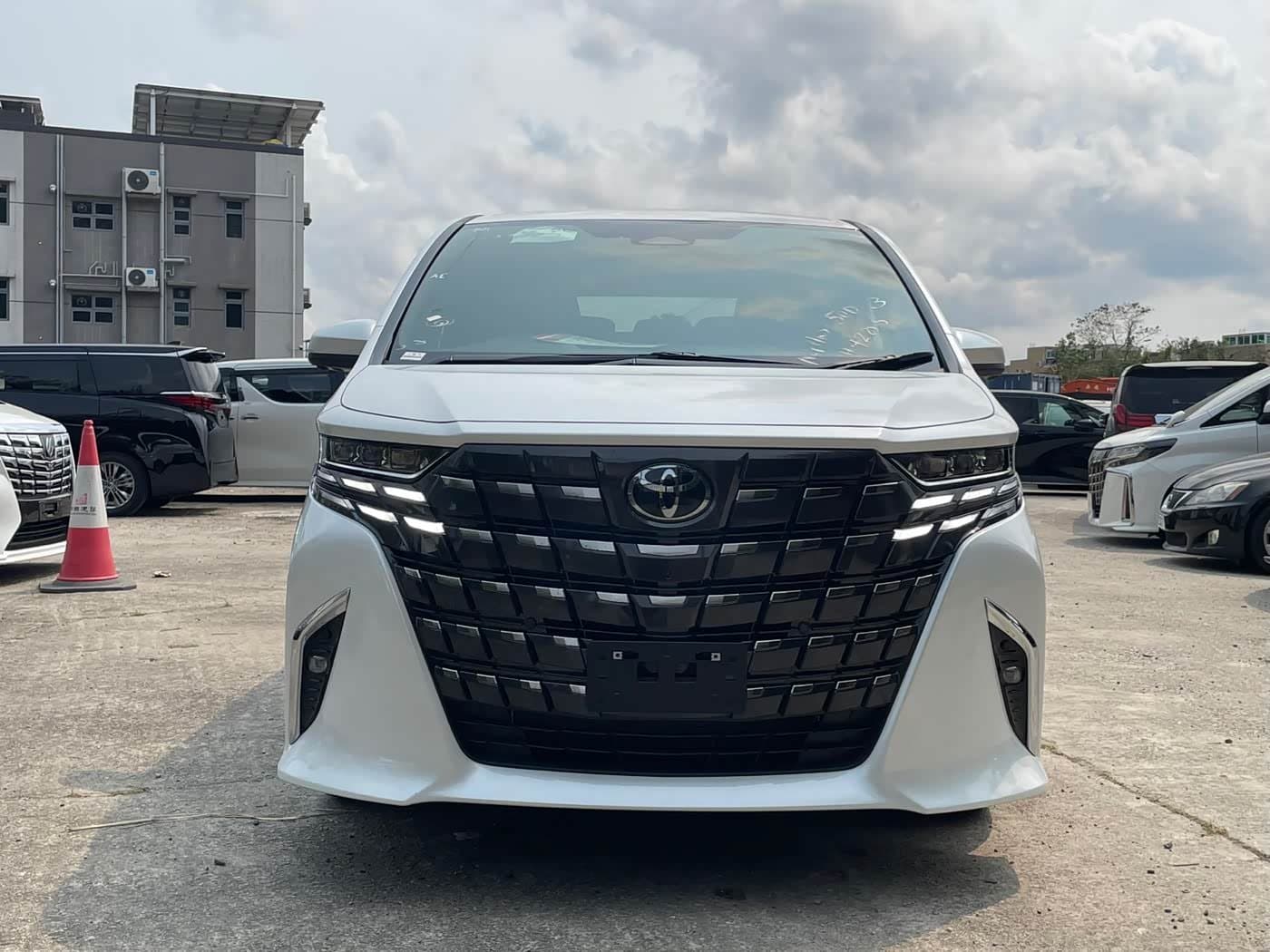 2022 Toyota Alphard White, 2,000 km, China export – photo 2