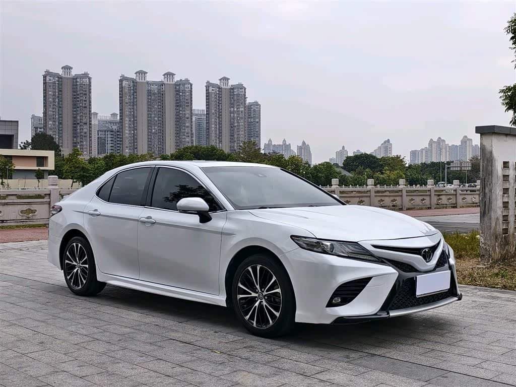 2017 Toyota Camry White, 110,000 km, China export – photo 3