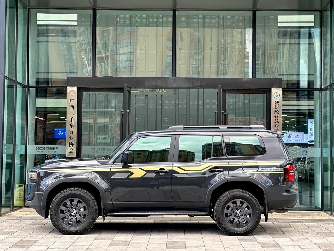 2025 Toyota Prado 银灰色, 56,000 km, China export – photo 3