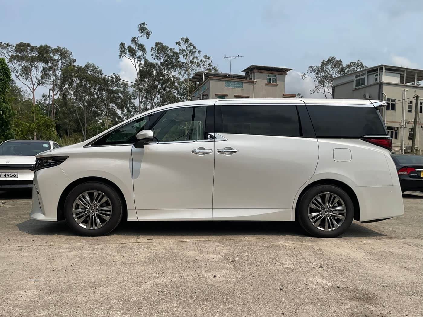 2022 Toyota Alphard White, 2,000 km, China export – photo 3
