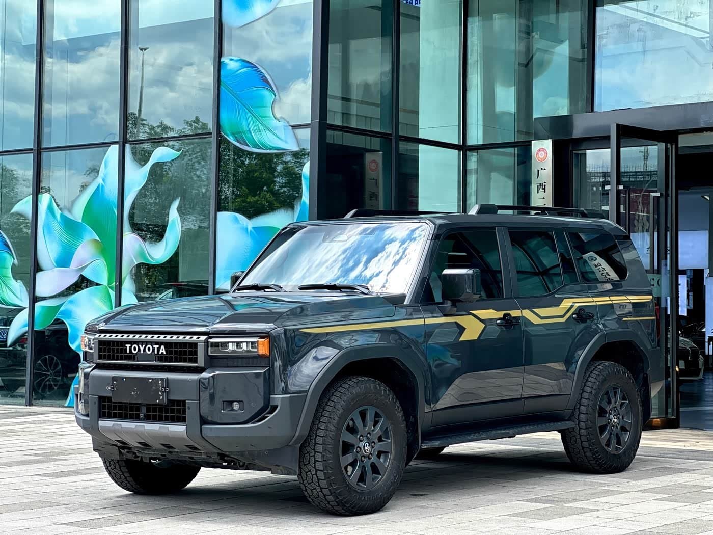 2025 Toyota Prado 银灰色, 56,000 km, China export – photo 2