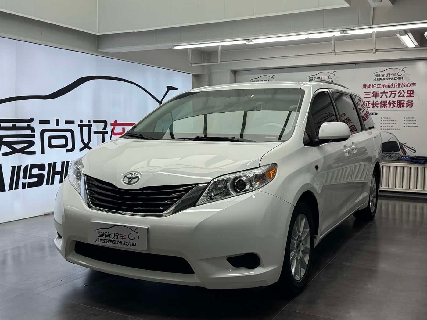 -- Toyota Sienna White, 140,000 km, China export – photo 1
