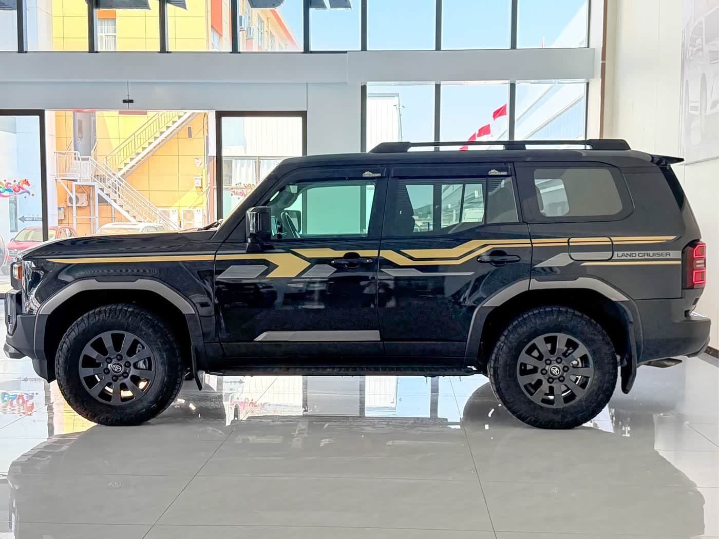 2024 Toyota Prado Black, 30,000 km, China export – photo 3