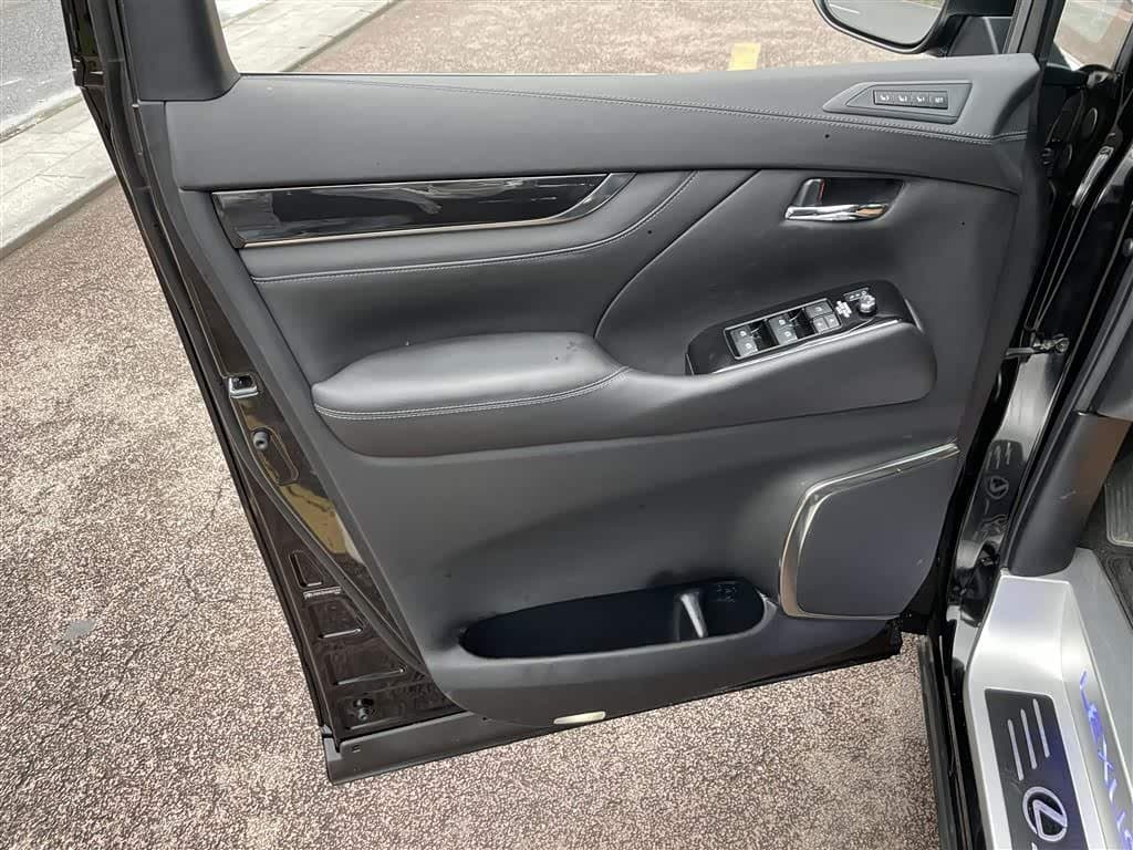 2017 Toyota Alphard Black, 25,000 km, China export – photo 6