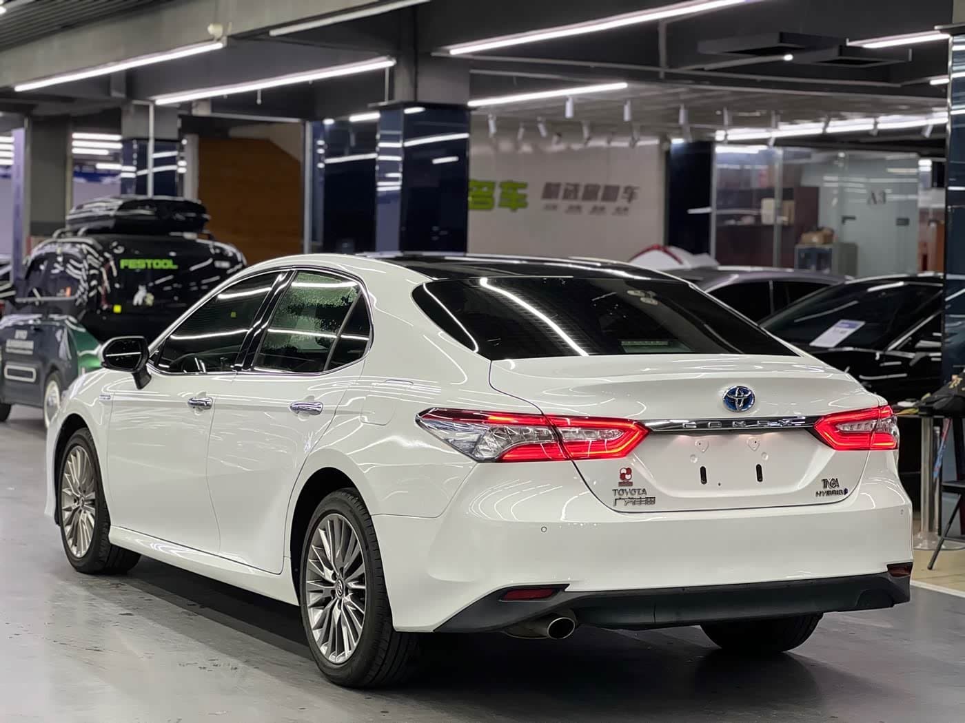 2017 Toyota Camry White, 71,000 km, China export – photo 6