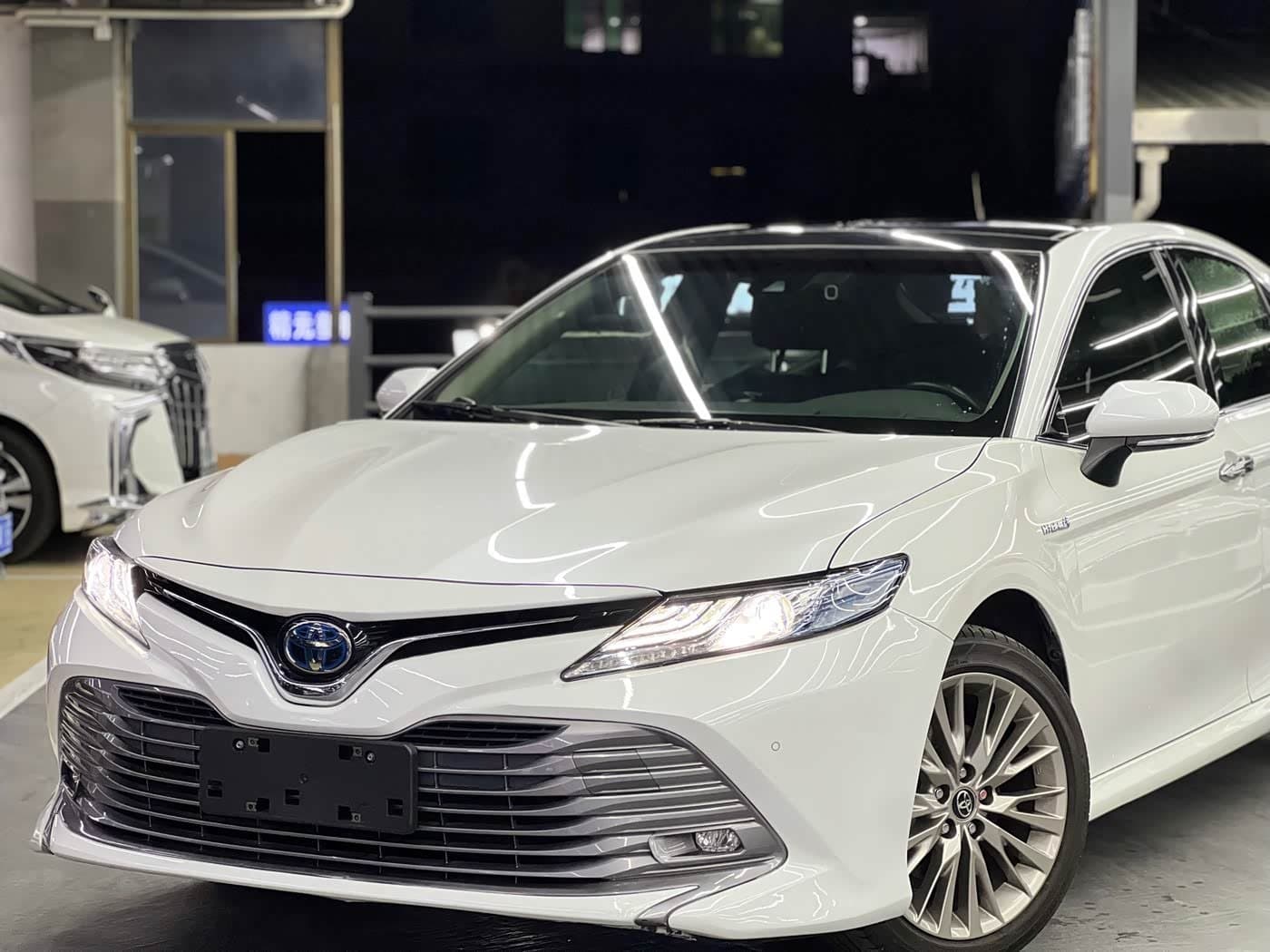 2017 Toyota Camry White, 71,000 km, China export – photo 3