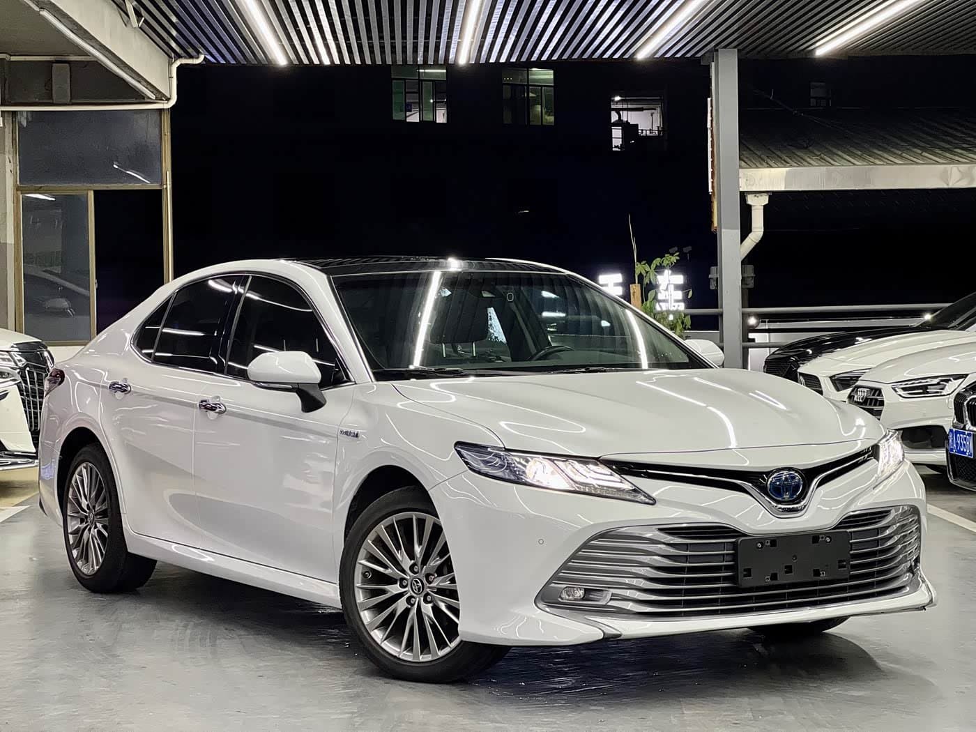 2017 Toyota Camry White, 71,000 km, China export – photo 2