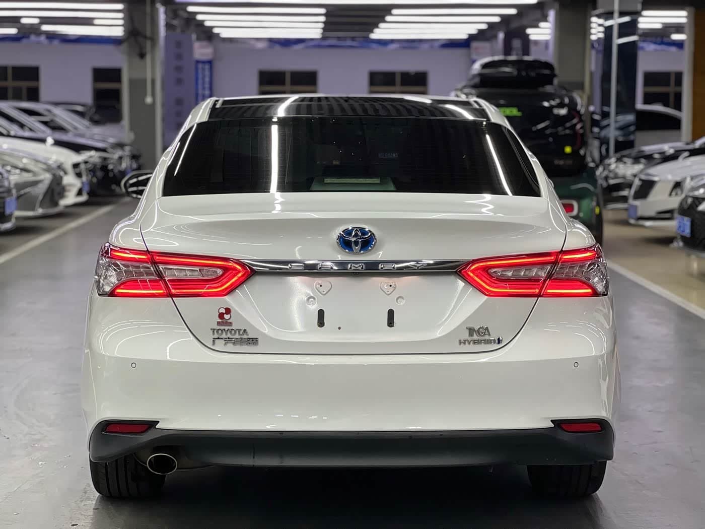 2017 Toyota Camry White, 71,000 km, China export – photo 5