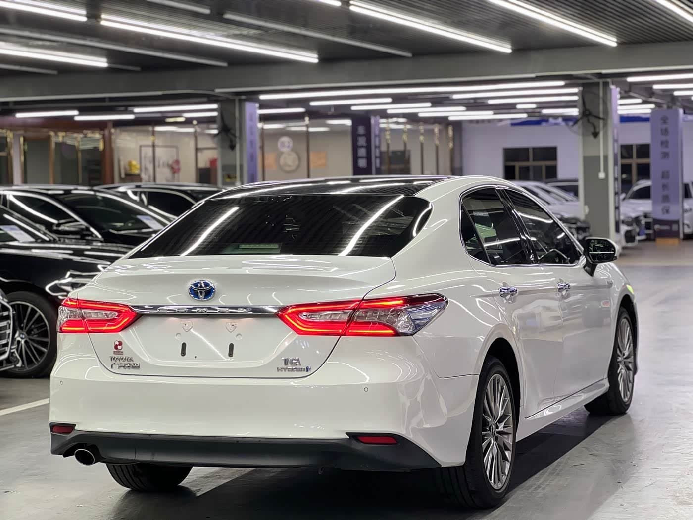 2017 Toyota Camry White, 71,000 km, China export – photo 7