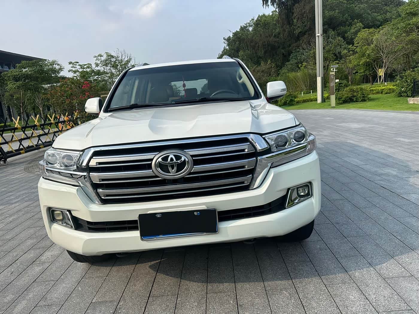 -- Toyota Land Cruiser White, 216,000 km, China export – photo 3