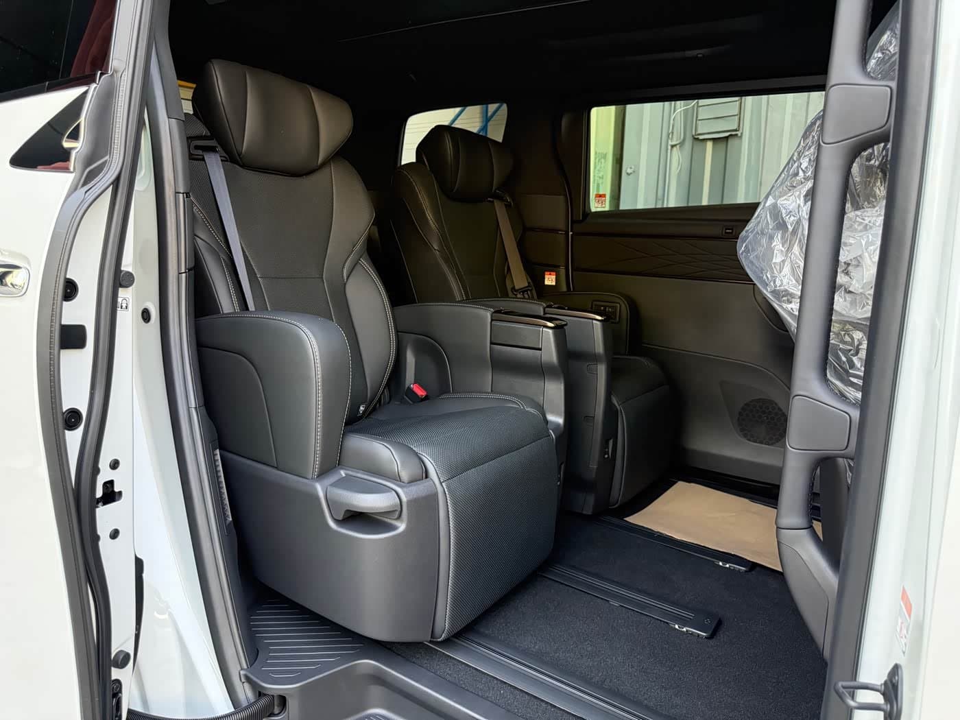 2025 Toyota Alphard White, 1,000 km, China export – photo 4